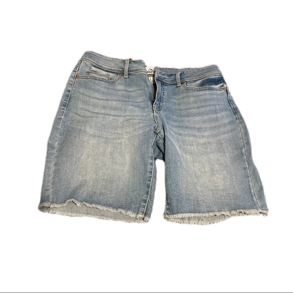 Woman’s Jordache longer jean shorts - Picture 1 of 3